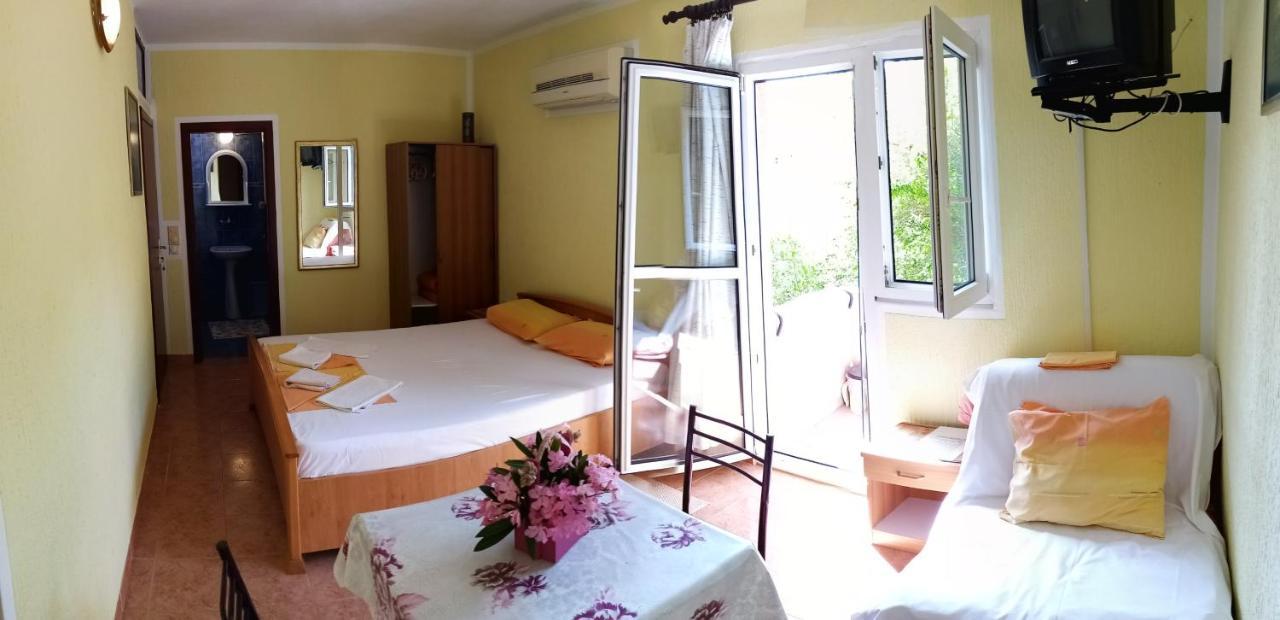 Guesthouse Lautasevic Petrovac Ngoại thất bức ảnh
