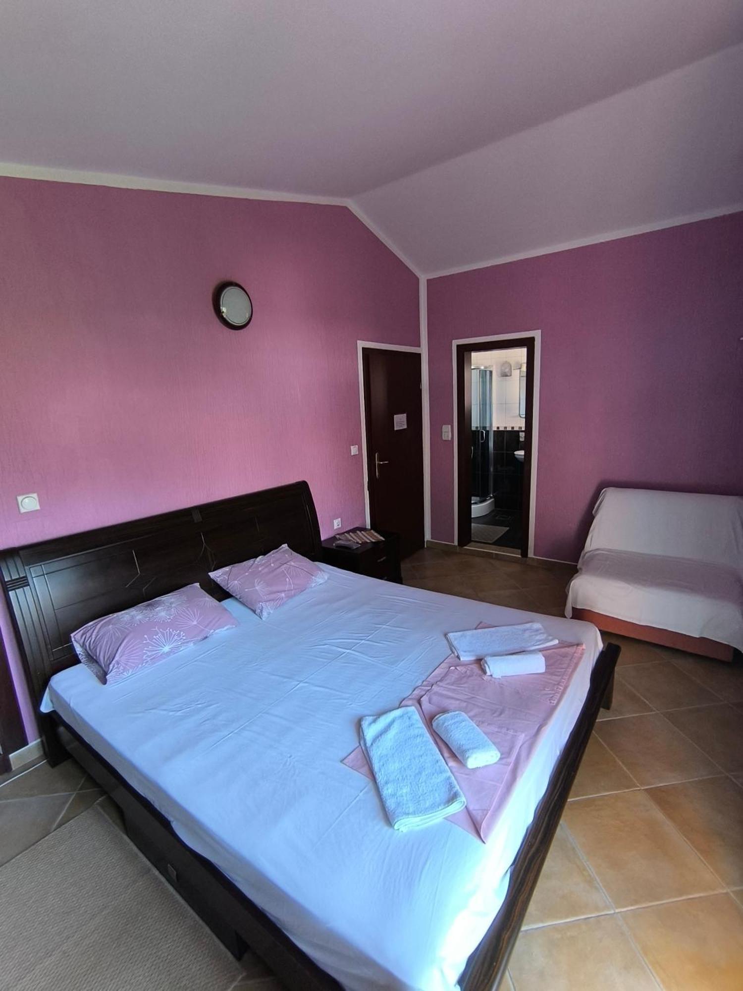 Guesthouse Lautasevic Petrovac Ngoại thất bức ảnh